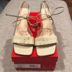 Anne Klein Butterfly women’s shoes size 7 1/2 Cream Leather